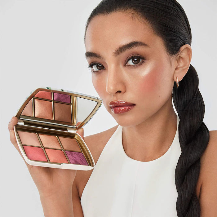 Hourglass
Ambient Lighting Edit Unlocked Palette Color: Swan