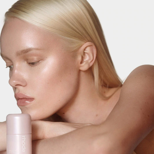 rhode
Highlight Milk Multipurpose Luminizer Color: 01 - pearly pink